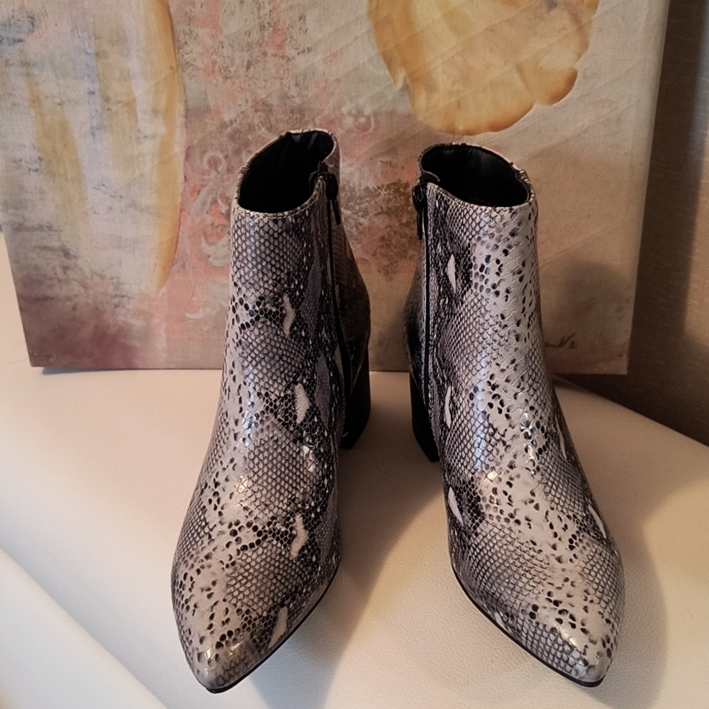 𝅺esprit Maren Booties   NEW